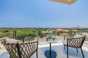 2BR 2BA Top Floor Corner w Amazing Views Gym
