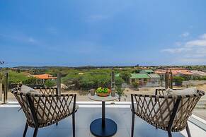 2BR 2BA Top Floor Corner w Amazing Views Gym