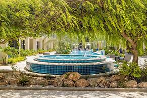 2BR 2BA Top Floor Corner w Amazing Views Gym