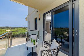 2BR 2BA Top Floor Corner w Amazing Views Gym