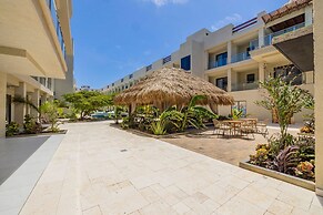 2BR 2BA Top Floor Corner w Amazing Views Gym