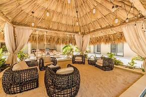 2BR 2BA Top Floor Corner w Amazing Views Gym