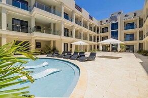 2BR 2BA Top Floor Corner w Amazing Views Gym