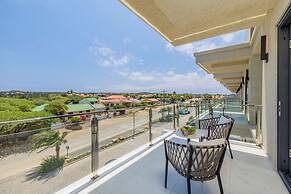 2BR 2BA Top Floor Corner w Amazing Views Gym