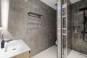 2BR 2BA Top Floor Corner w Amazing Views Gym