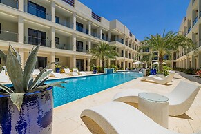 2BR 2BA Top Floor Corner w Amazing Views Gym