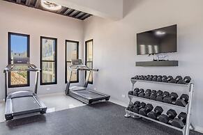 2BR 2BA Top Floor Corner w Amazing Views Gym