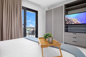 2BR 2BA Top Floor Corner w Amazing Views Gym