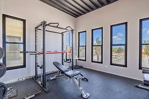 2BR 2BA Top Floor Corner w Amazing Views Gym