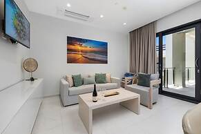 2BR 2BA Top Floor Corner w Amazing Views Gym