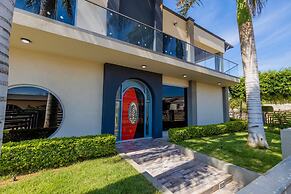 Magical Oasis 6BR w Large Pool Gazebo Views