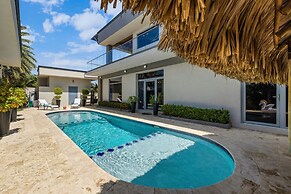 Magical Oasis 6BR w Large Pool Gazebo Views