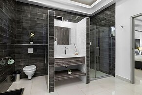 Magical Oasis 6BR w Large Pool Gazebo Views