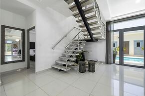 Magical Oasis 6BR w Large Pool Gazebo Views