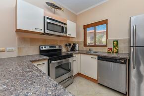 Gated Community 2br3ba Gold Coast Pools GYM