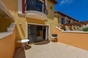 Gated Community 2br3ba Gold Coast Pools GYM