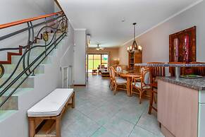 Gated Community 2br3ba Gold Coast Pools GYM