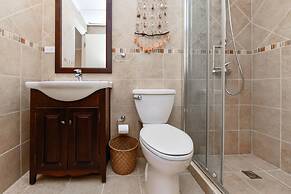 Gated Community 2br3ba Gold Coast Pools GYM