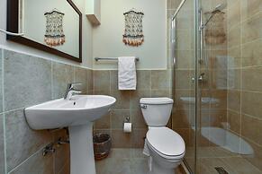 Gated Community 2br3ba Gold Coast Pools GYM