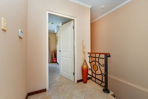 Gated Community 2br3ba Gold Coast Pools GYM