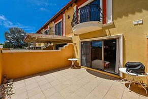 Gated Community 2br3ba Gold Coast Pools GYM