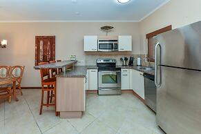 Gated Community 2br3ba Gold Coast Pools GYM