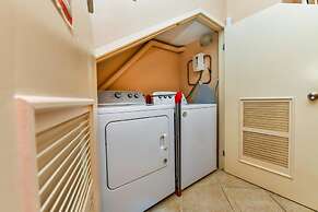 Gated Community 2br3ba Gold Coast Pools GYM