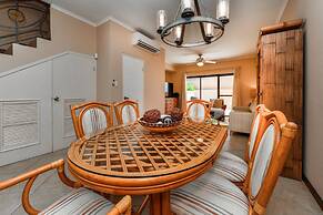 Gated Community 2br3ba Gold Coast Pools GYM