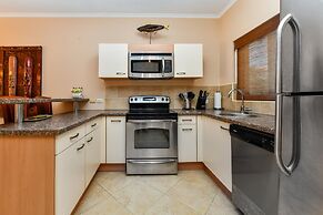 Gated Community 2br3ba Gold Coast Pools GYM