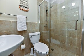 Gated Community 2br3ba Gold Coast Pools GYM