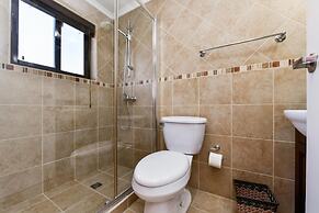 Gated Community 2br3ba Gold Coast Pools GYM