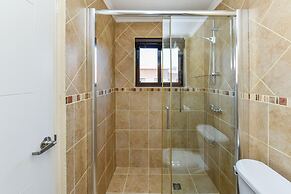 Gated Community 2br3ba Gold Coast Pools GYM