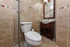 Gated Community 2br3ba Gold Coast Pools GYM