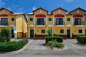 Gated Community 2br3ba Gold Coast Pools GYM