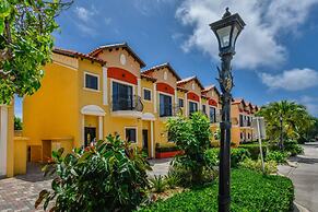 Gated Community 2br3ba Gold Coast Pools GYM