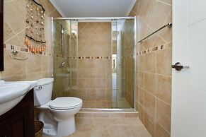 Gated Community 2br3ba Gold Coast Pools GYM