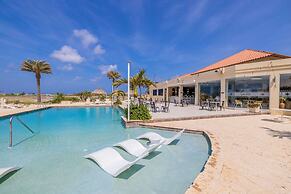 Upscale Gated Community Oasis Close to the Beach