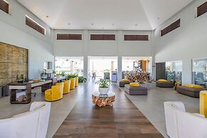 Upscale Gated Community Oasis Close to the Beach