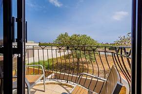 Upscale Gated Community Oasis Close to the Beach