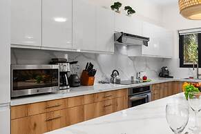 Upscale Gated Community Oasis Close to the Beach