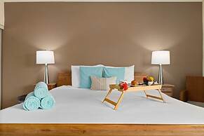 Upscale Gated Community Oasis Close to the Beach