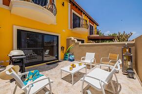 Upscale Gated Community Oasis Close to the Beach