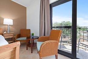 Upscale Gated Community Oasis Close to the Beach