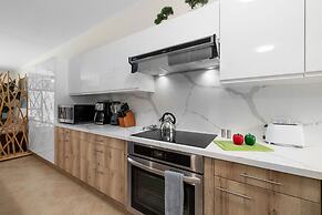 Upscale Gated Community Oasis Close to the Beach