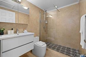 Upscale Gated Community Oasis Close to the Beach