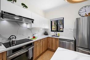 Upscale Gated Community Oasis Close to the Beach