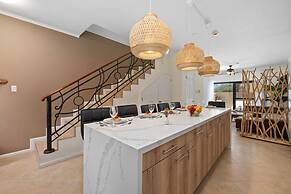Upscale Gated Community Oasis Close to the Beach