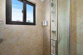 Upscale Gated Community Oasis Close to the Beach