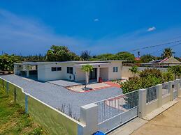 Lovely 3br2ba w Wifi Parking in Central Location