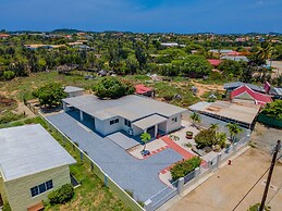 Lovely 3br2ba w Wifi Parking in Central Location